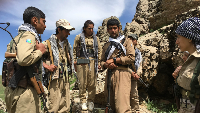 صورة غير مؤرخة لأعضاء من الحزب الديمقراطي الكردستاني الإيراني بالقرب من الحدود بين العراق وإيران. (الصورة عبر غيتي إيماجز)