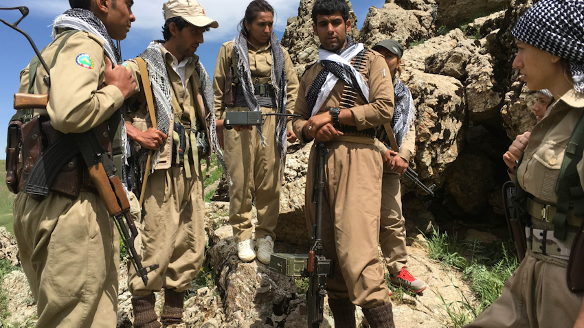 اعضای حزب دموکرات کردستان ایران (حدکا) در نزدیکی مرز عراق و ایران؛ تاریخ دقیق تصویر مشخص نیست. (عکس از گتی ایمیجز)