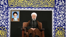 کاظم صدیقی، در حال روضه‌خوانی در یک مراسم مذهبی؛ تهران، ایران، ۴ شهریور ۱۴۰۱. (عکس از وبسایت رهبر ایران)