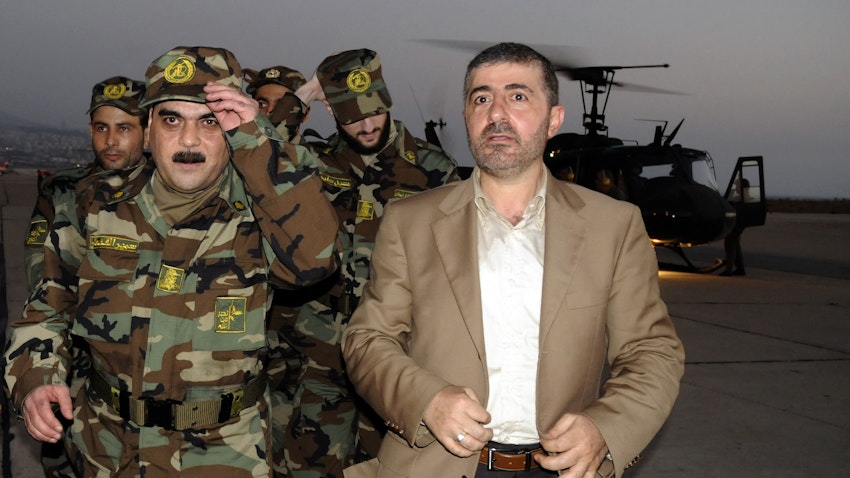 وفیق صفا، رئیس واحد ارتباط و هماهنگی حزب‌الله، با زندانیان لبنانی آزادشده؛ فرودگاه بیروت، لبنان، ۲۶ تیر ۱۳۸۷/ ۱۶ ژوئیه ۲۰۰۸. (عکس از گتی ایمیجز)