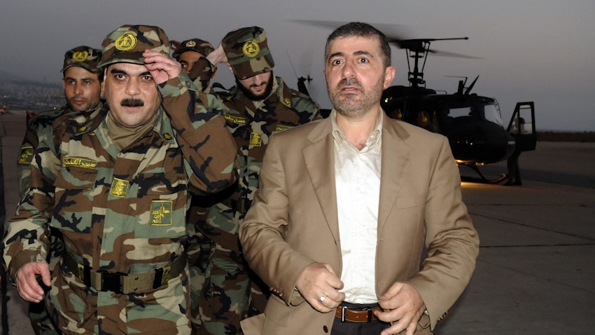 رئيس وحدة الارتباط والتنسيق في حزب الله وفيق صفا مع السجناء اللبنانيين المفرج عنهم في مطار بيروت، لبنان، في 16 يوليو/تموز 2008. (الصورة عبر غيتي إيماجز)