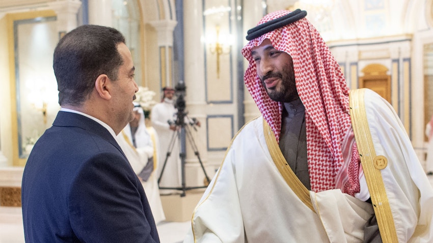 ولي العهد السعودي الأمير محمد بن سلمان آل سعود يرحب برئيس الوزراء العراقي محمد شياع السوداني في القمة الخليجية الثالثة والأربعين في الرياض، المملكة العربية السعودية، في 9 ديسمبر/كانون الأول 2022. (الصورة عبر غيتي إيماجز)