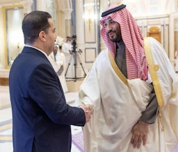ولي العهد السعودي الأمير محمد بن سلمان آل سعود يرحب برئيس الوزراء العراقي محمد شياع السوداني في القمة الخليجية الثالثة والأربعين في الرياض، المملكة العربية السعودية، في 9 ديسمبر/كانون الأول 2022. (الصورة عبر غيتي إيماجز)