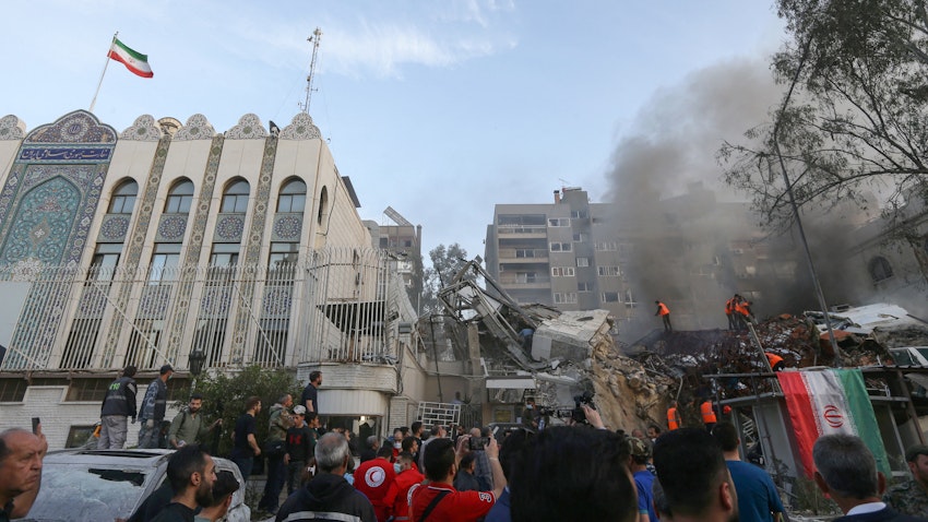 هجوم دام يستهدف ملحق السفارة الإيرانية في العاصمة السورية دمشق، في الأول من أبريل/نيسان 2024. (الصورة عبر غيتي إيماجز)