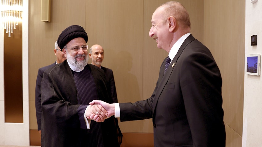 الرئيس الإيراني إبراهيم رئيسي يلتقي نظيره الأذربيجاني إلهام علييف في طشقند بأوزبكستان، في 9 نوفمبر/تشرين الثاني 2023. (الصورة عبر موقع الرئاسة الإيرانية)