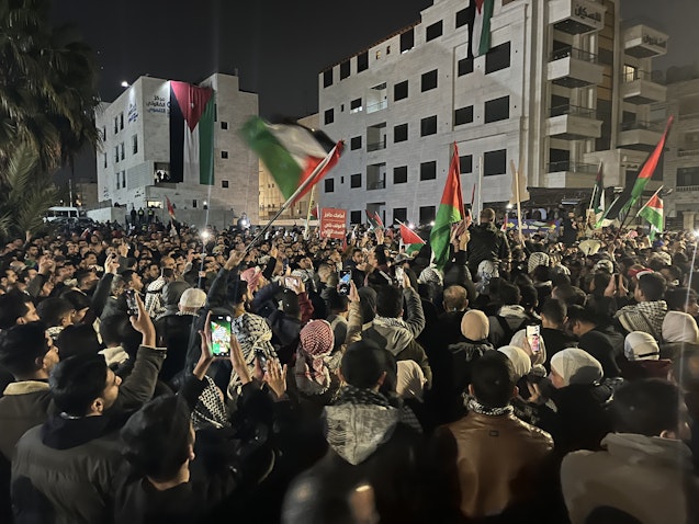 الآلاف يشاركون في مظاهرات مؤيدة للفلسطينيين في عمّان، الأردن. 26 مارس/آذار 2024. (الصورة عبر غيتي إيماجز)