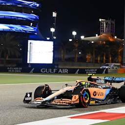 متسابق فريق ماكلارين للفورمولا 1 لاندو نوريس يقترب من المنعطف في سباق الجائزة الكبرى للبحرين. 19 مارس/آذار 2022. (المصدر: ماكلارين فورمولا 1/تويتر/أكس)