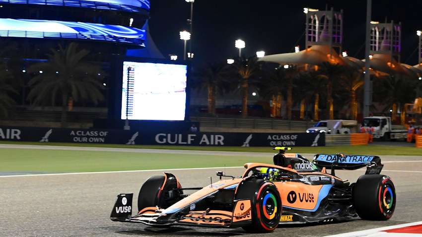 متسابق فريق ماكلارين للفورمولا 1 لاندو نوريس يقترب من المنعطف في سباق الجائزة الكبرى للبحرين. 19 مارس/آذار 2022. (المصدر: ماكلارين فورمولا 1/تويتر/أكس)