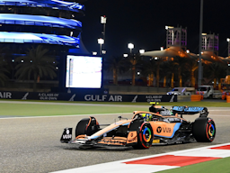 خودروی تیم مک‌لارن به رانندگی لاندو نوریس، در مسابقات اتوموبیل‌رانی فرمول یک، در مسابقات جایزه‌ی بزرگ بحرین؛ ۲۸ اسفند ۱۴۰۰/ ۱۹ مارس ۲۰۲۲. (عکس از توییتر/ X فرمول یک مک‌لارن)