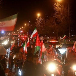 جشن و شادمانی مردم در خیابان‌های تهران در پی حملات سپاه پاسداران به اسرائیل؛ ۲۶ فروردین ۱۴۰۳. (عکس از باشگاه خبرنگاران جوان)