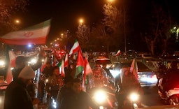 احتفالات في شوارع طهران بعد ضربات الحرس الثوري الإيراني ضد إسرائيل. 14 أبريل/نيسان 2024. (الصورة عبر نادي الصحفيين الشباب)