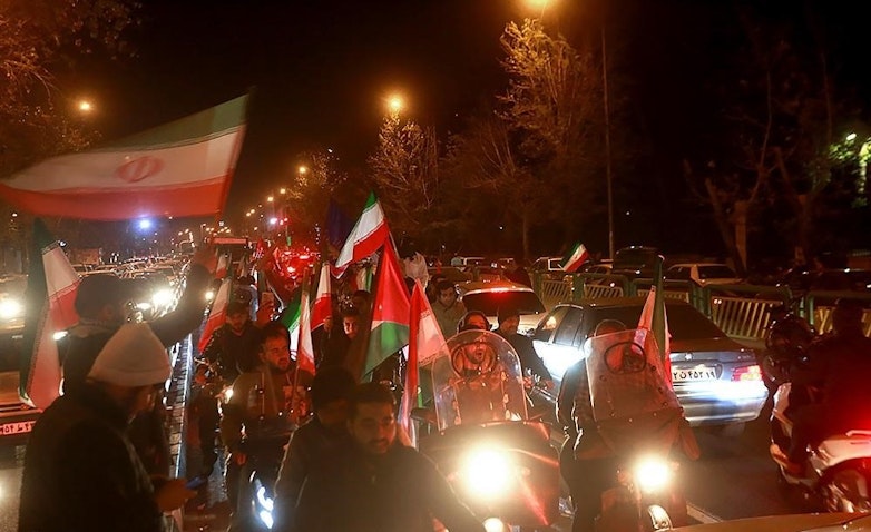 احتفالات في شوارع طهران بعد ضربات الحرس الثوري الإيراني ضد إسرائيل. 14 أبريل/نيسان 2024. (الصورة عبر نادي الصحفيين الشباب)