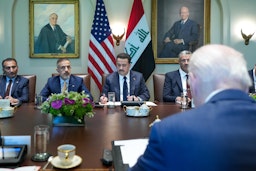 رئيس الوزراء العراقي محمد شياع السوداني يلتقي الرئيس الأميركي جو بايدن في البيت الأبيض بواشنطن، بالولايات المتحدة. 15 أبريل/نيسان 2024. (المصدر: صفحة مكتب رئيس الوزراء العراقي عبر تويتر/أكس)