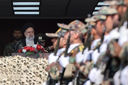 الرئيس الإيراني إبراهيم رئيسي يشاهد عرضًا عسكريًا للحرس الثوري الإيراني في طهران، إيران. 17 أبريل/نيسان 2024. (الصورة عبر وكالة أنباء فارس)