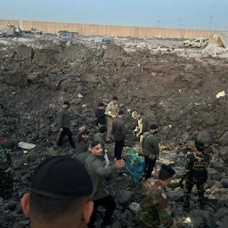 بازدید عبدالعزیز (ابو فدک) المحمداوی، رئیس ستاد حشدالشعبی، از محل انفجار در پایگاه نظامی کالسو؛ عراق، ۱ اردیبهشت ۱۴۰۳/ ۲۰ آوریل ۲۰۲۴. (عکس از تلگرام صابرین‌نیوز۲۲)