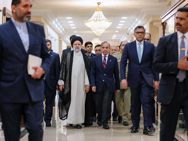 ابراهیم رئیسی، رئیس‌جمهور ایران، در کنار شهباز شریف، نخست‌وزیر پاکستان؛ اسلام‌آباد، پاکستان، ۳ اردیبهشت ۱۴۰۳. (عکس از ریاست‌جمهوری ایران)