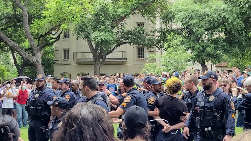 پلیس ایالات متحده در حال بازداشت معترضان طرفدار فلسطین در دانشگاه آستین؛ تگزاس، ۵ اردیبهشت ۱۴۰۳. (عکس از ویکی‌مدیا کامنز)