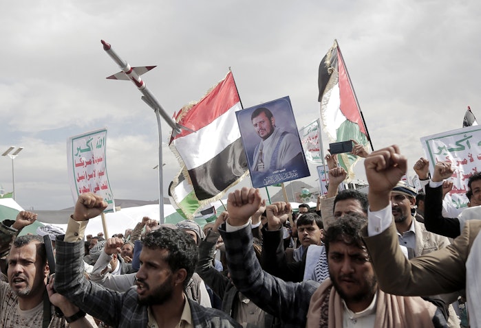 متظاهرون يمنيون يحتجون على الهجمات الإسرائيلية على غزة حاملين صورة لزعيم الحوثيين عبد الملك الحوثي في صنعاء، اليمن. 8 مارس/آذار2024. (الصورة عبر غيتي إيماجز)