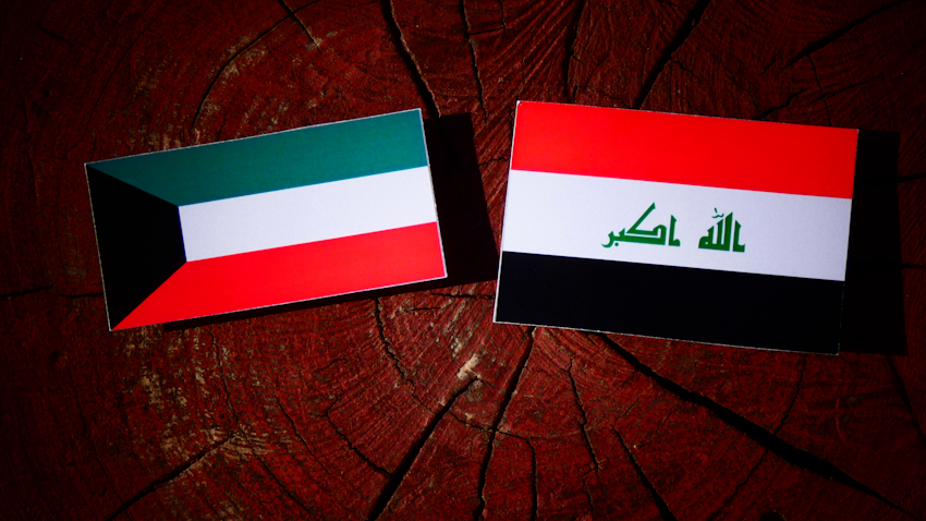 پرچمهای عراق و کویت، بر یک کندهی درخت. (عکس از گتی ایمیجز) پرچمهای عراق و کویت، بر یک کندهی درخت. (عکس از گتی ایمیجز)
