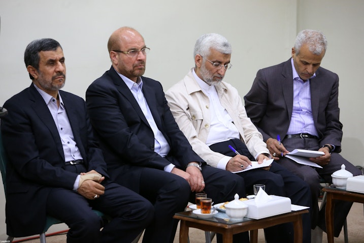محمدباقر قالیباف و سعید جلیلی در کنار محمود احمدی‌نژاد؛ تهران، ایران، ۲۲ شهریور ۱۳۹۶. (عکس از وبسایت رهبر ایران)