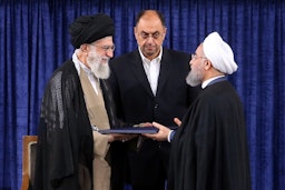 وحيد حقانيان برفقة المرشد الأعلى آية الله علي خامنئي في خلال تأييد الأخير تنصيب الرئيس المنتخب حسن روحاني في طهران، إيران. 3 أغسطس/آب 2017. (الصورة عبر الموقع الإلكتروني للمرشد الأعلى الإيراني)