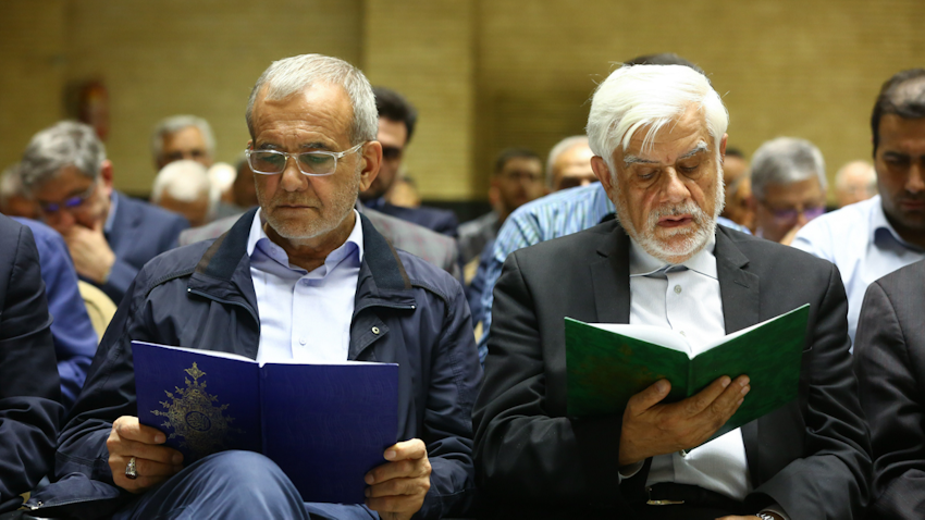 مسعود پزشکیان، رئیسجمهور منتخب، و محمدرضا عارف، نمایندهی مجلس، در یک مراسم ختم؛ تهران، ایران، ۲۴ خرداد ۱۴۰۳. (عکس از علیرضا رمضانی/ جماران)