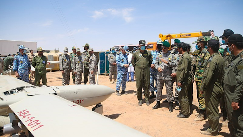 الجيش الإيراني يجري مناورة للطائرات المسيّرة لمدة يومين في عدد من أنحاء البلاد. 24 أغسطس/آب 2022. (الصورة لمصطفى طهراني عبر وكالة تسنيم للأنباء). الجيش الإيراني يجري مناورة للطائرات المسيّرة لمدة يومين في عدد من أنحاء البلاد. 24 أغسطس/آب 2022. (الصورة لمصطفى طهراني عبر وكالة تسنيم للأنباء).