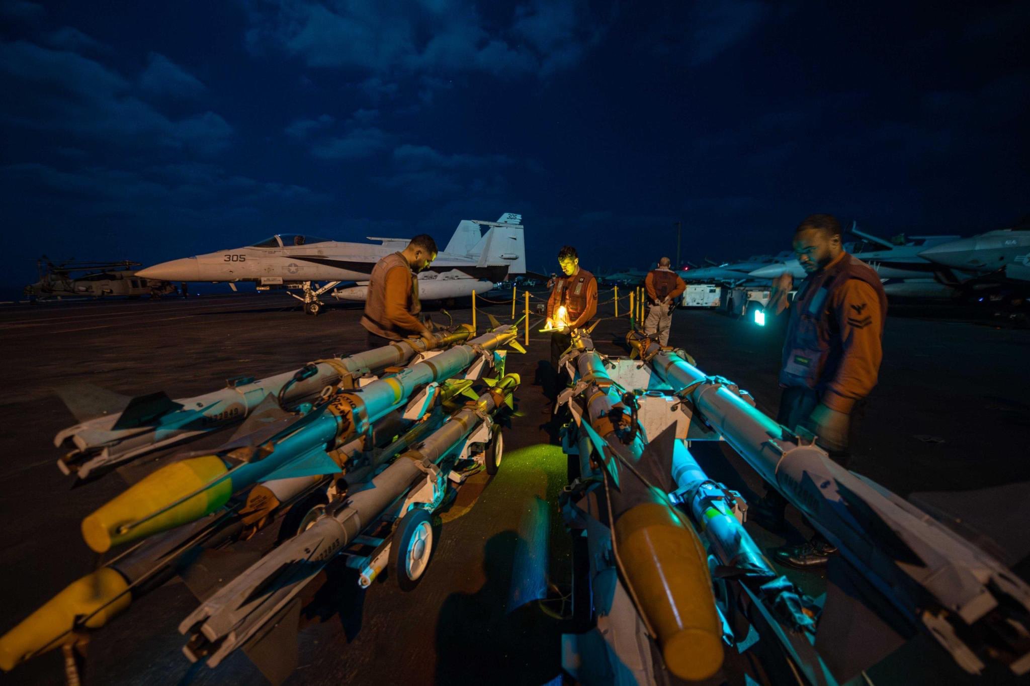 Personel Angkatan Laut AS mempersenjatai pesawat di atas kapal induk kelas Nimitz USS Carl Vinson, 15 April 2025. (Sumber: CENTCOM/Twitter/X)