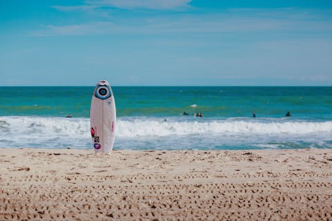 La tavola da surf e la spiaggia
