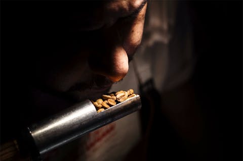 Gianluca Mereu respira l'aroma del caffè