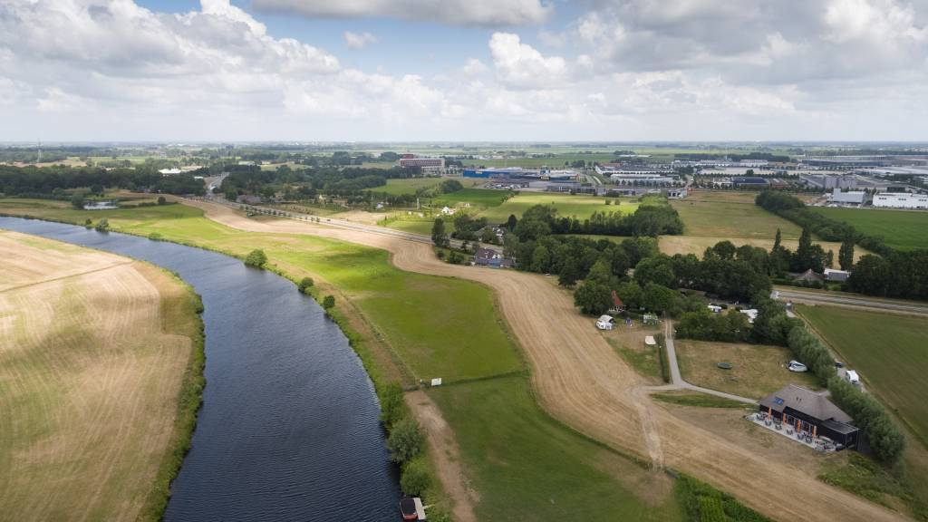 Met het inzetten van een drone wil Waterschap Drents Overijsselse Delta in beeld brengen wat de droogteperiode doet met de dijken. Bron foto: Salland Centraal