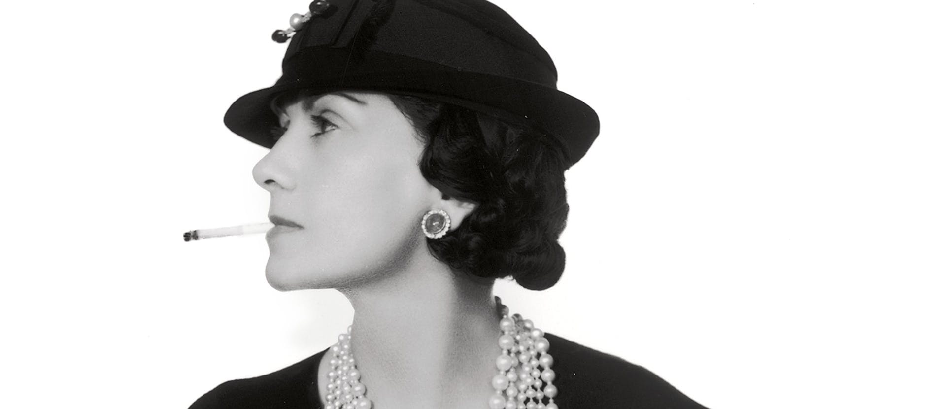 Coco Chanel, lezioni di moda: dal tubino nero alla borsa 2.55