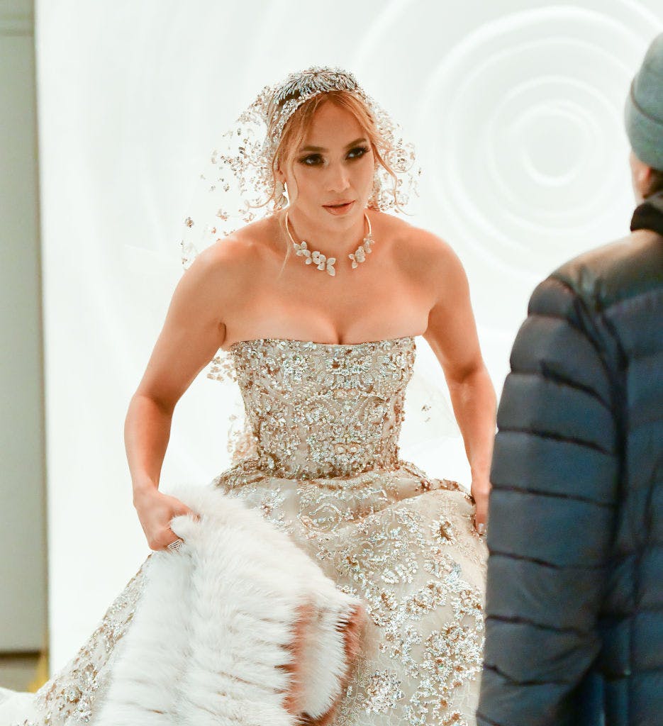 A 50 Anni Jennifer Lopez E Stata Avvistata In Abito Da Sposa A New York