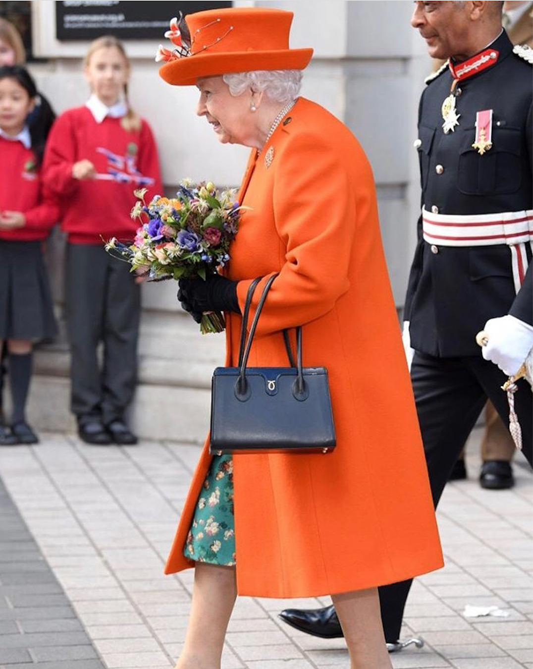 Il significato delle borse della Regina Elisabetta II, storia e curiosità.