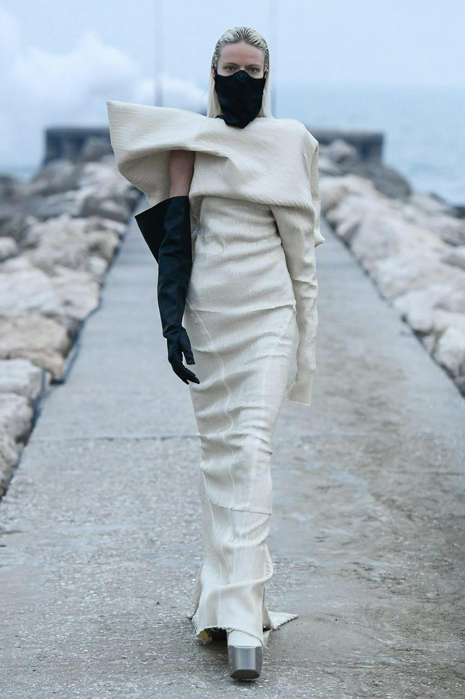 La Collezione Donna Autunno Inverno 2021 Di Rick Owens Al Lido Di Venezia