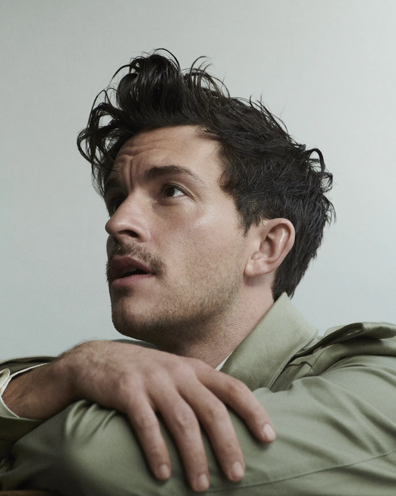 1617015616-jonathan-bailey-intervista-attore-bridgerton-2-netflix-protagonista-vita-privata-lofficielitalia6.jpeg?auto=format%2Ccompress&dpr=0.25&fm=webp