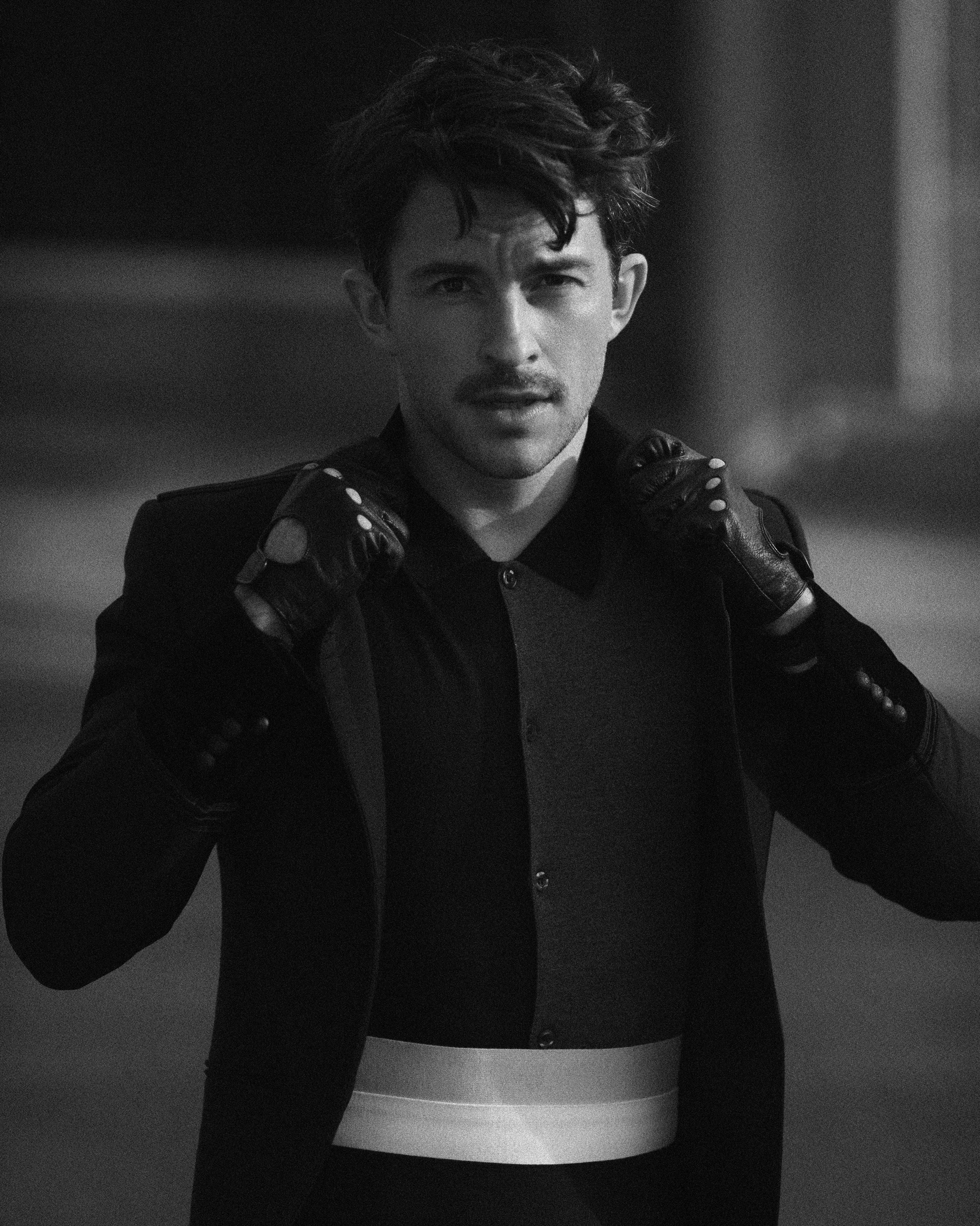 1617017476-jonathan-bailey-intervista-attore-bridgerton-2-netflix-protagonista-vita-privata-lofficielitalia5.jpeg?auto=format%2Ccompress&dpr=1.5&fit=clip&fm=webp&h=1000&w=1000