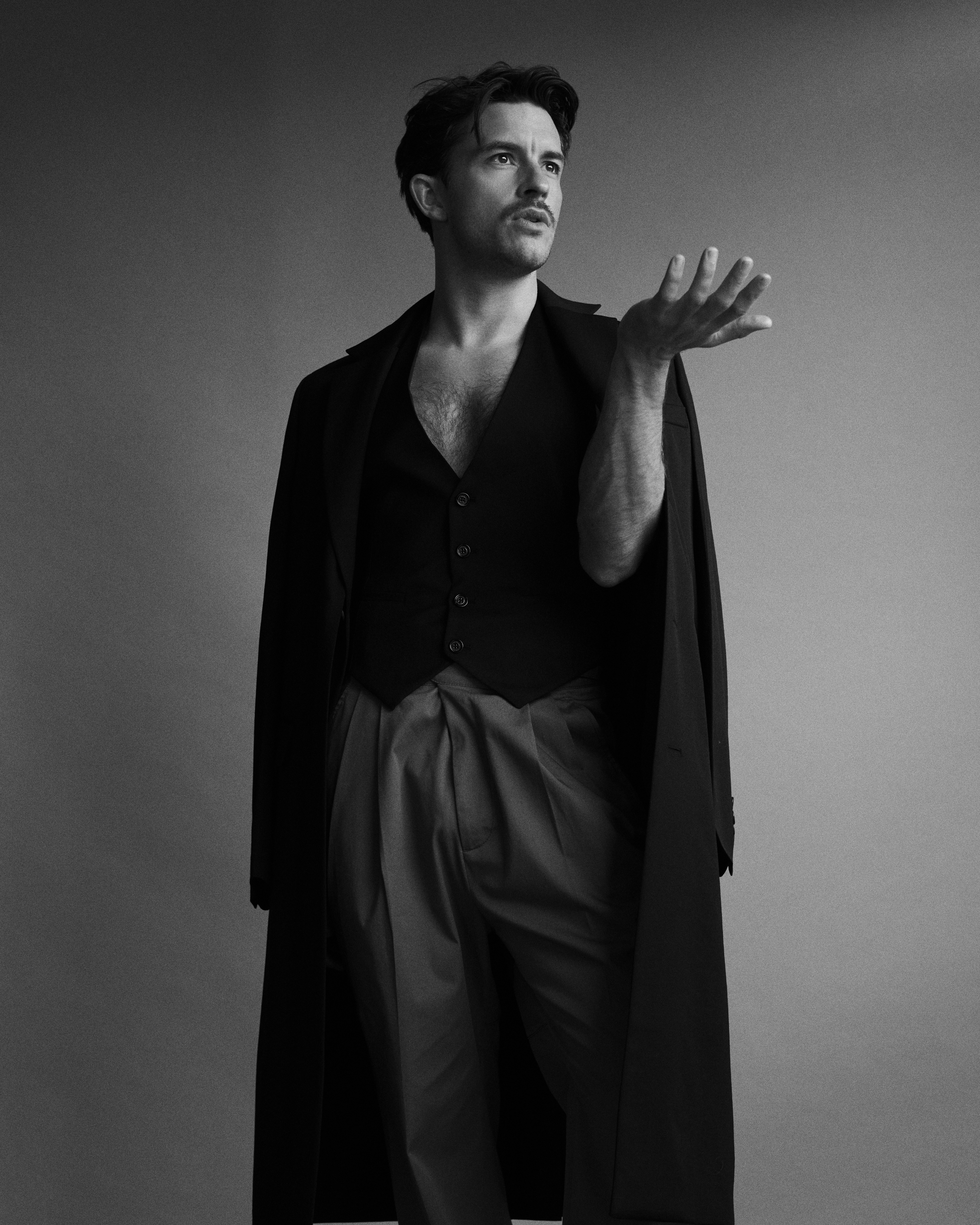 1617017533-jonathan-bailey-intervista-attore-bridgerton-2-netflix-protagonista-vita-privata-lofficielitalia3.jpeg?auto=format%2Ccompress&dpr=1.5&fit=clip&fm=webp&h=1000&w=1000