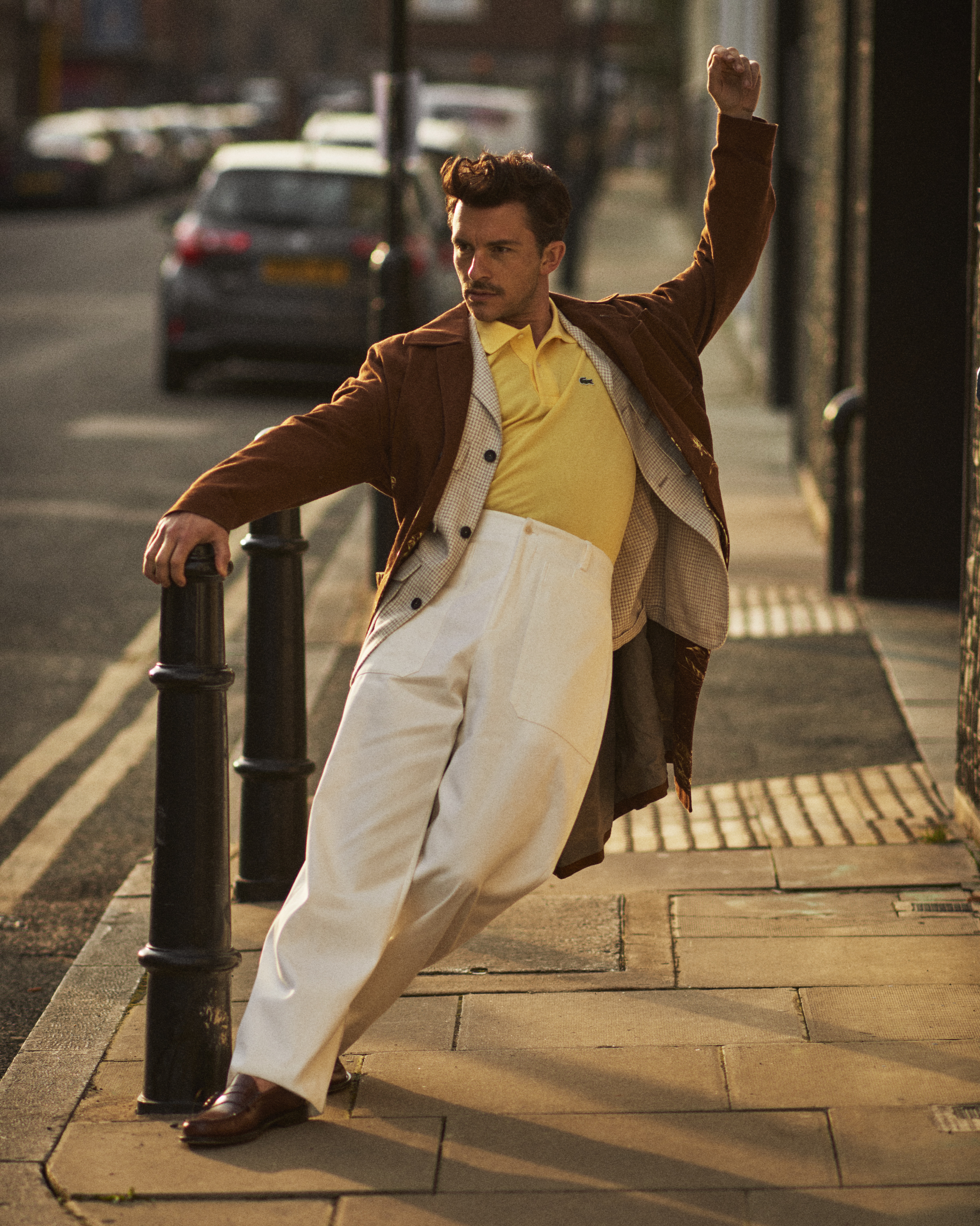 1617017579-jonathan-bailey-intervista-attore-bridgerton-2-netflix-protagonista-vita-privata-lofficielitalia7.jpeg?auto=format%2Ccompress&dpr=1.5&fit=clip&fm=webp&h=1000&w=1000