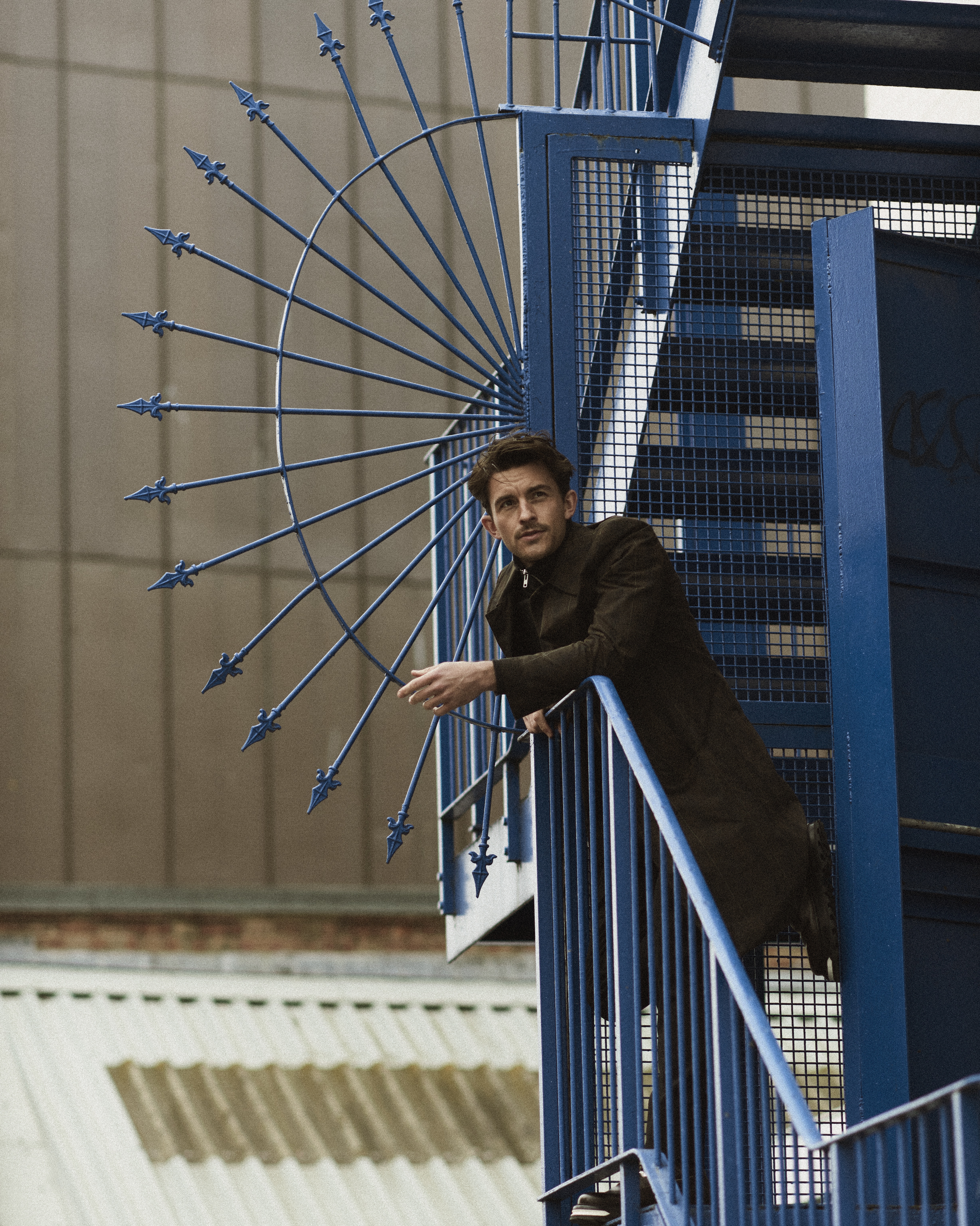 1617017624-jonathan-bailey-intervista-attore-bridgerton-2-netflix-protagonista-vita-privata-lofficielitalia4.jpeg?auto=format%2Ccompress&dpr=1.5&fit=clip&fm=webp&h=1000&w=1000