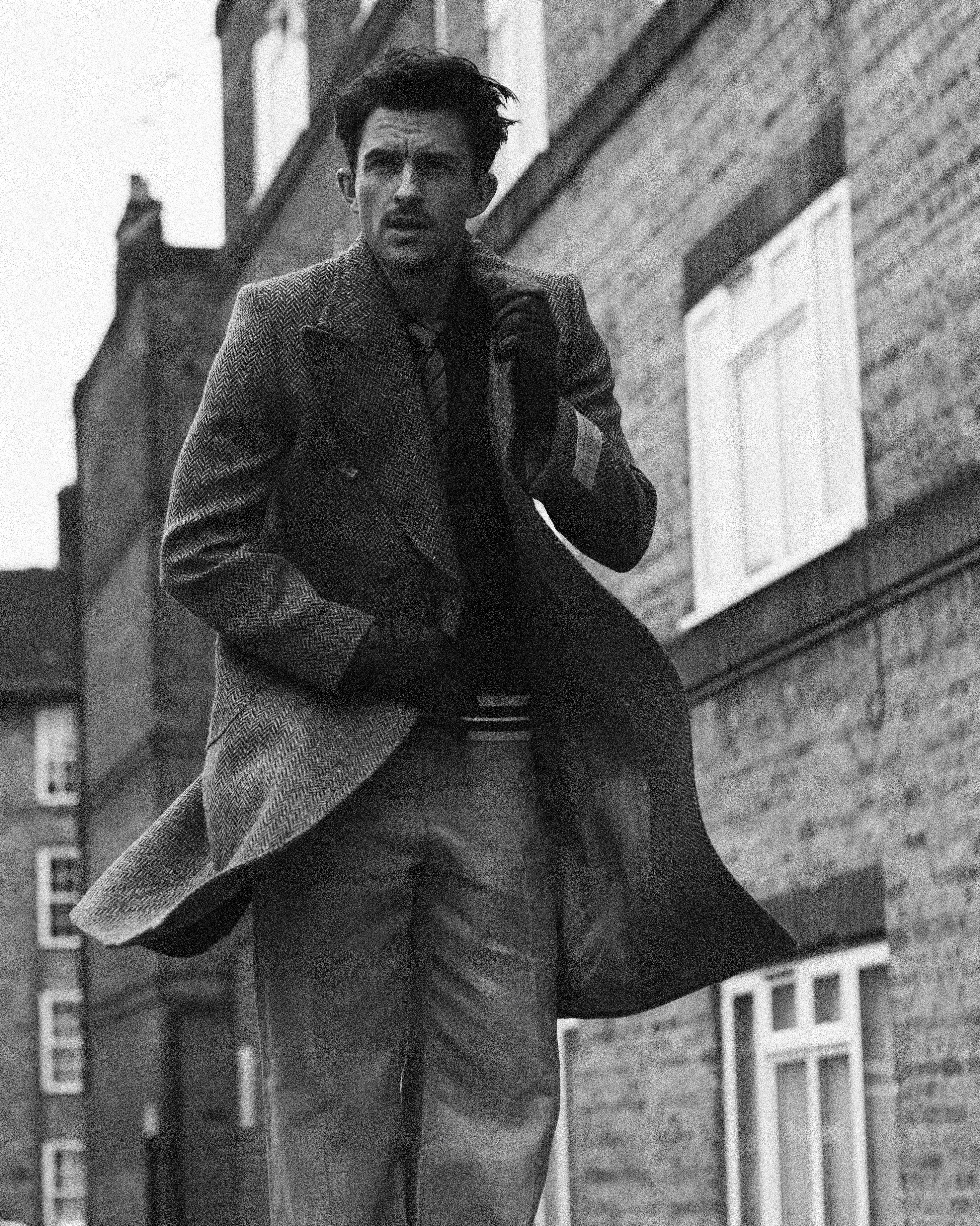 1617017717-jonathan-bailey-intervista-attore-bridgerton-2-netflix-protagonista-vita-privata-lofficielitalia2.jpeg?auto=format%2Ccompress&dpr=1.5&fit=clip&fm=webp&h=1000&w=1000