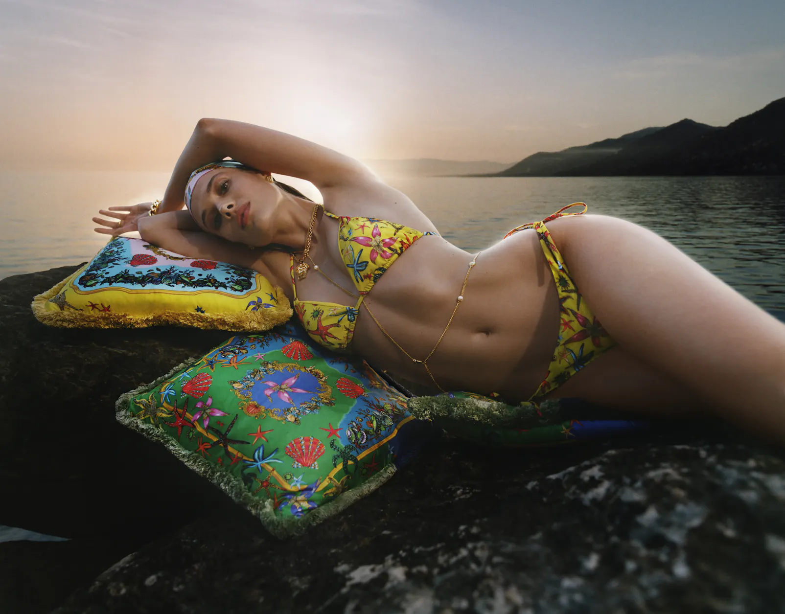 1621421560-versace-lavacanza-liguria-swimwear-beachwear-lofficielitalia5.jpg (1604×1255)