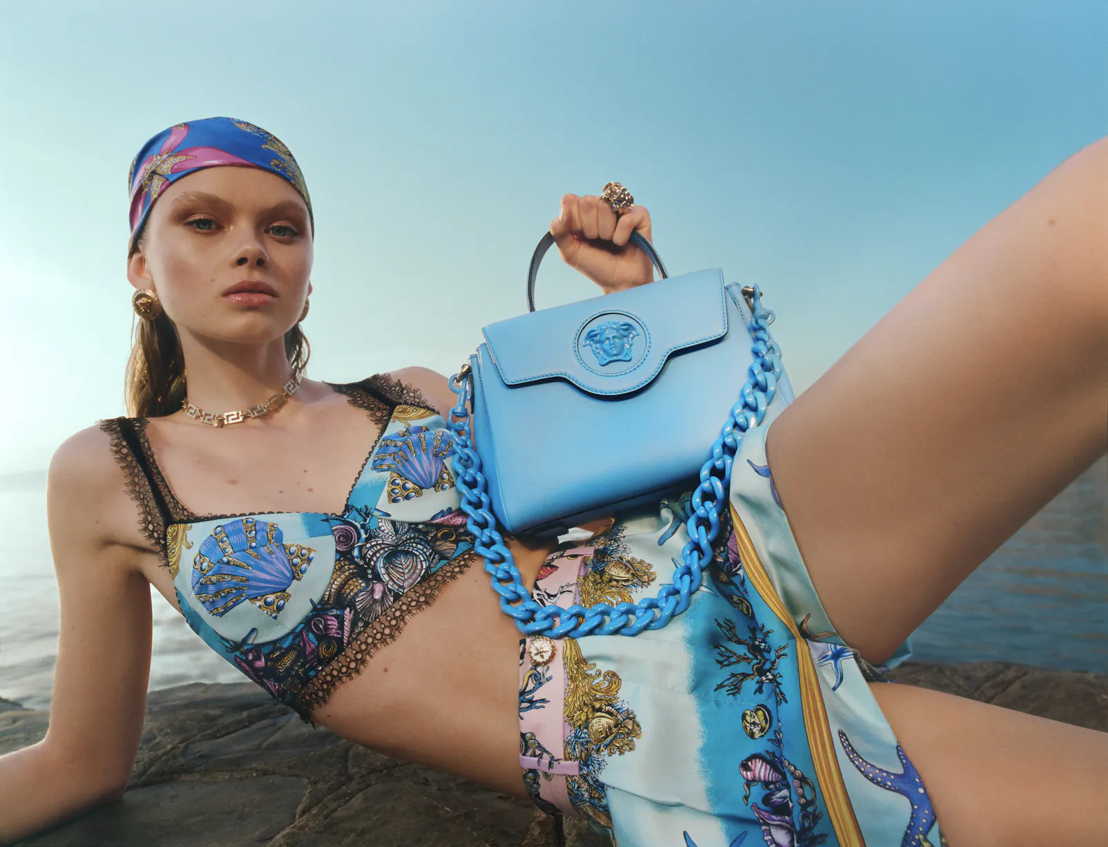 1621421670-versace-lavacanza-liguria-swimwear-beachwear-lofficielitalia12.jpg (1604×1226)