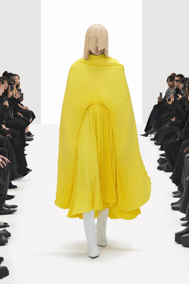 Balenciaga CLONES: la sfilata Primavera-Estate 2022