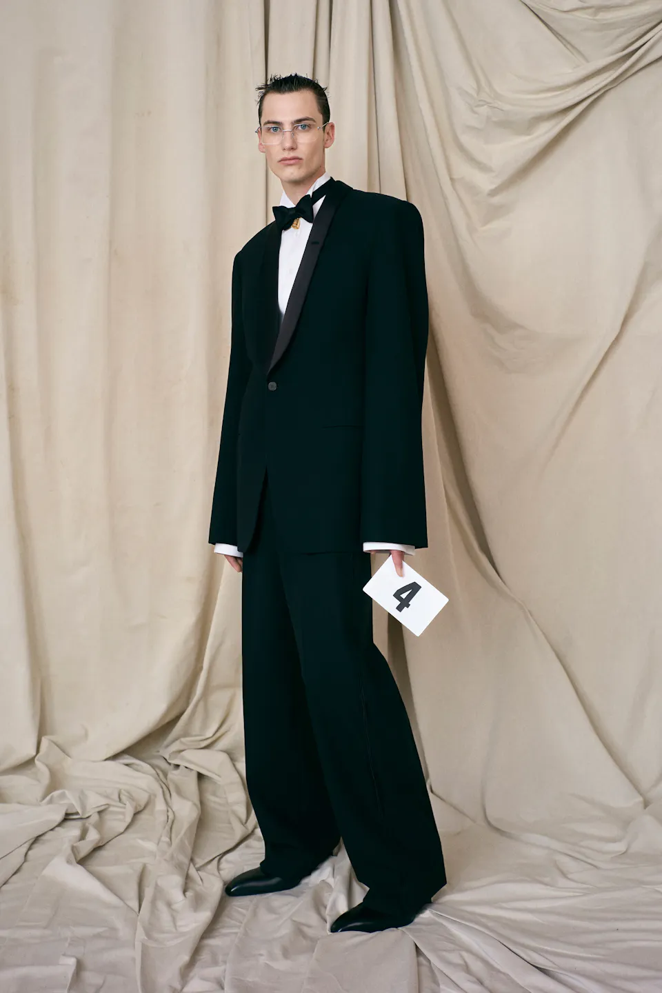 1625667545-balenciaga-haute-couture-uomo-donna-autunno-inverno-2021-2022-foto-sfilata-look-lofficielitalia4.jpeg (960×1440)