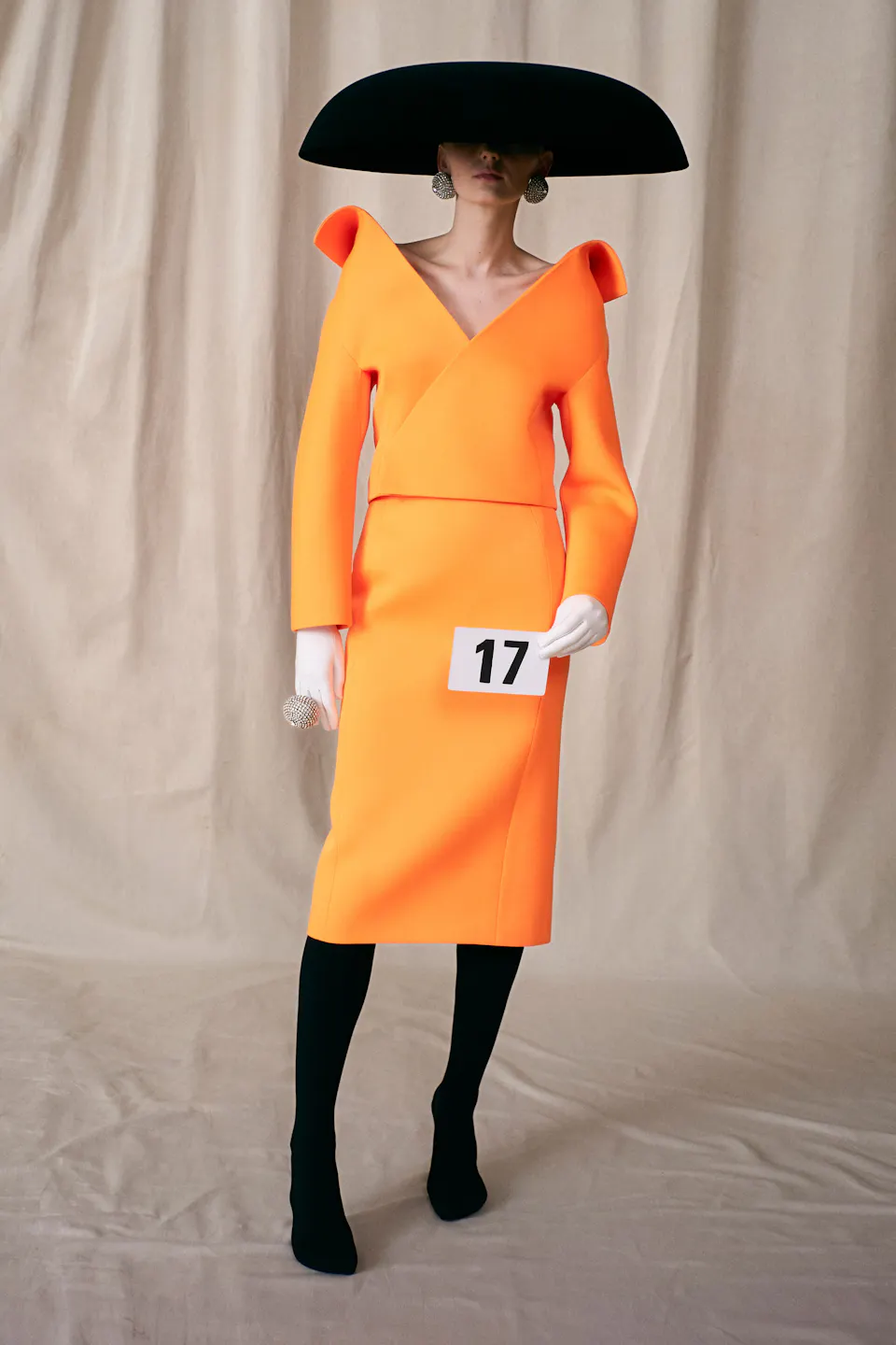 1625668058-balenciaga-haute-couture-uomo-donna-autunno-inverno-2021-2022-foto-sfilata-look-lofficielitalia16.jpeg (960×1440)