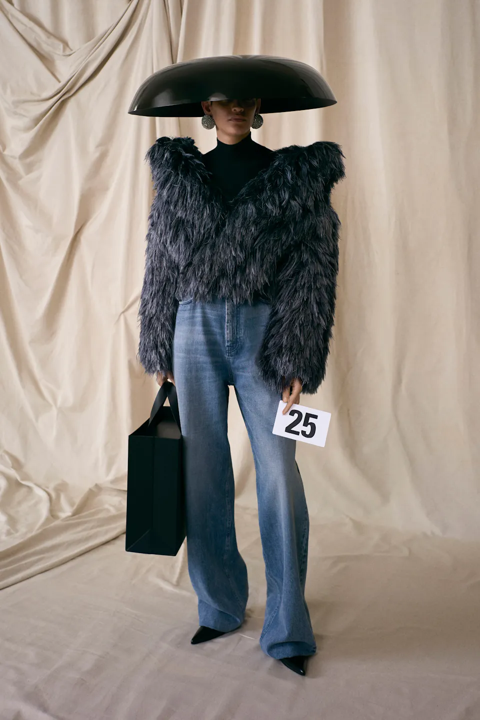 1625668098-balenciaga-haute-couture-uomo-donna-autunno-inverno-2021-2022-foto-sfilata-look-lofficielitalia23.jpeg (960×1440)