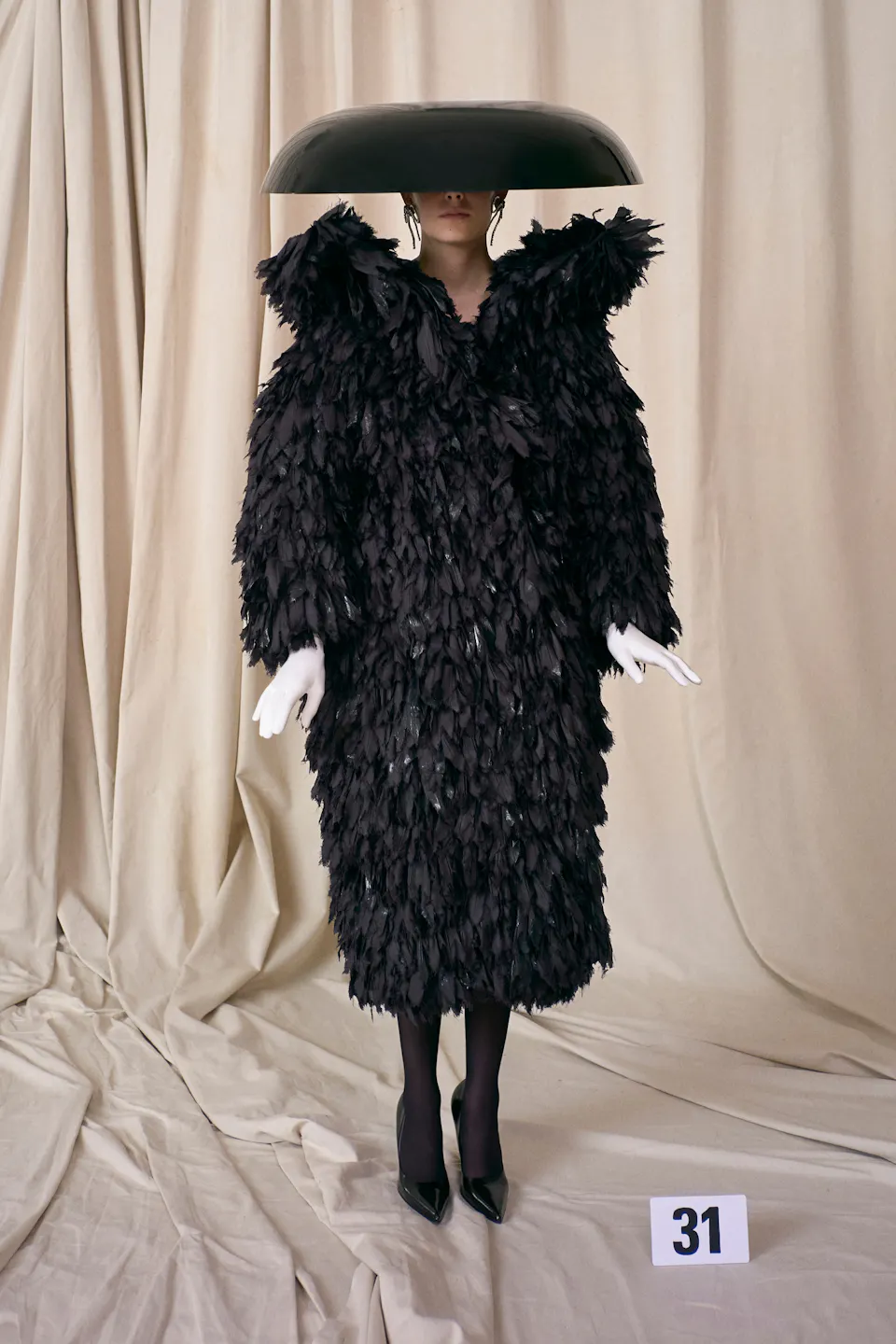 1625668135-balenciaga-haute-couture-uomo-donna-autunno-inverno-2021-2022-foto-sfilata-look-lofficielitalia29.jpeg (960×1440)