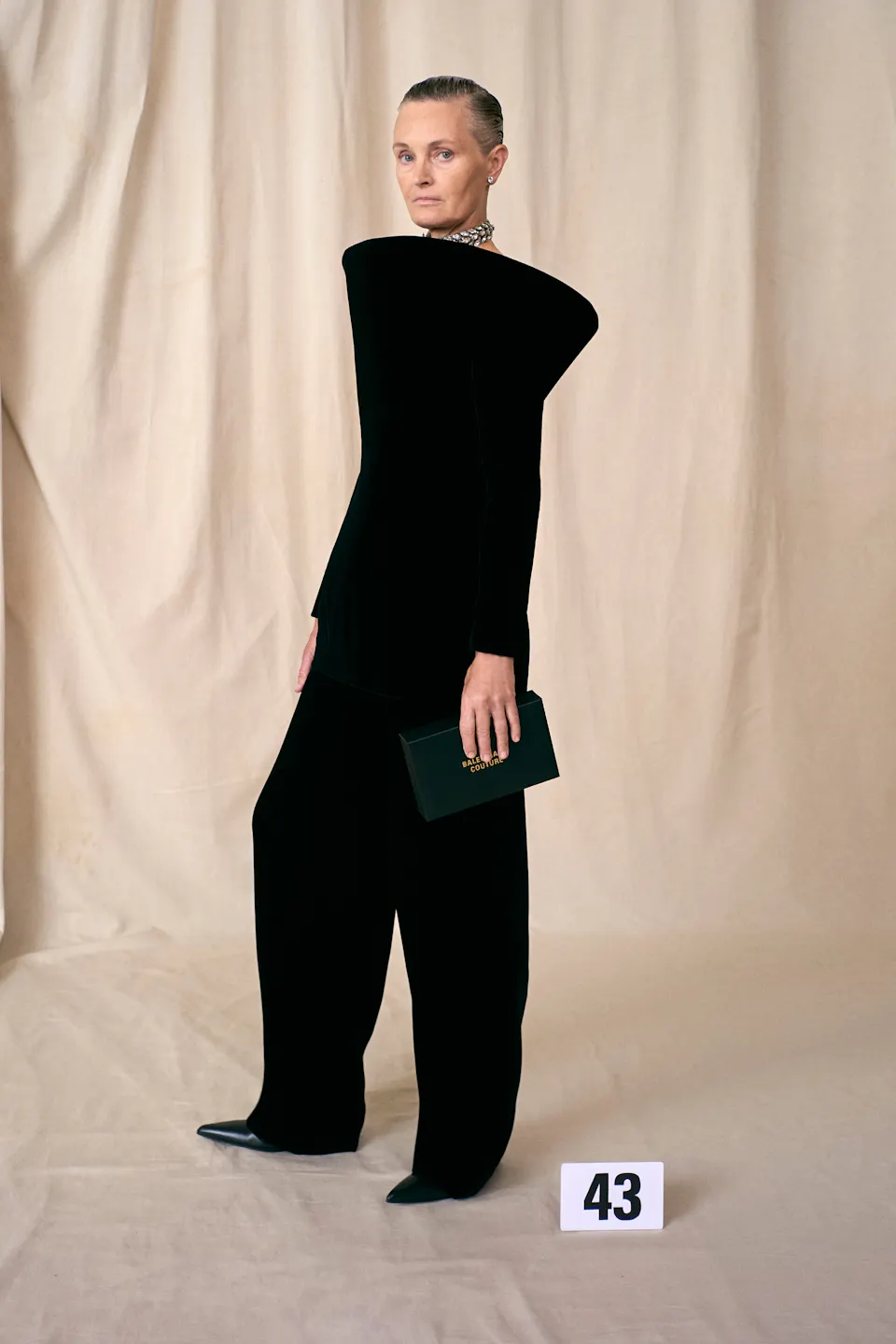1625668348-balenciaga-haute-couture-uomo-donna-autunno-inverno-2021-2022-foto-sfilata-look-lofficielitalia41.jpeg (960×1440)