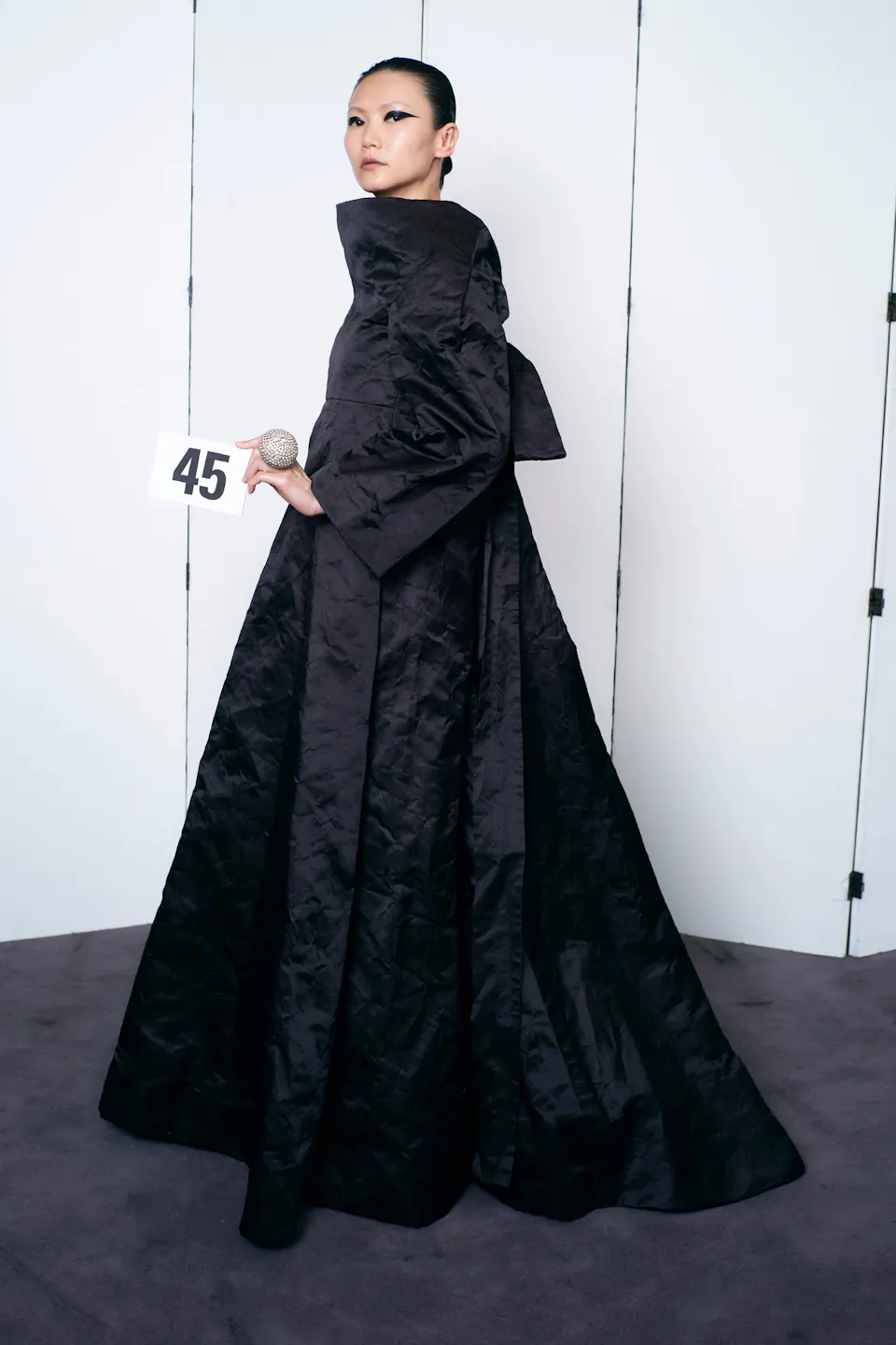 1625668358-balenciaga-haute-couture-uomo-donna-autunno-inverno-2021-2022-foto-sfilata-look-lofficielitalia43.jpeg (960×1440)